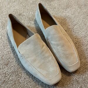 Banana Republic Soft Suede Elegant Ivory Cream Loafers Size 8